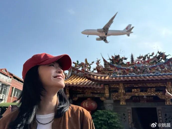 姚晨带儿子打卡厦门清水宫“网红机位”